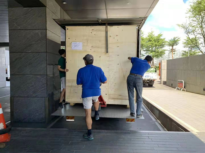 PP复合管灌装封尾机送货现场