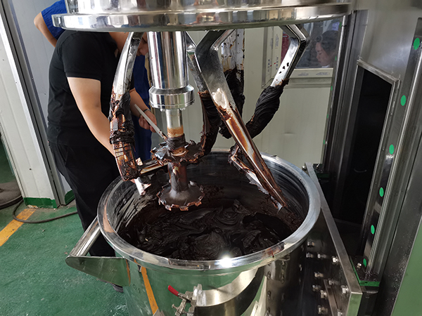 10L浆料粘合剂双行星搅拌机作业现场