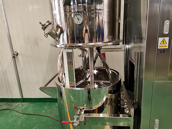 300L高速分散双行星搅拌机生产现场细节图