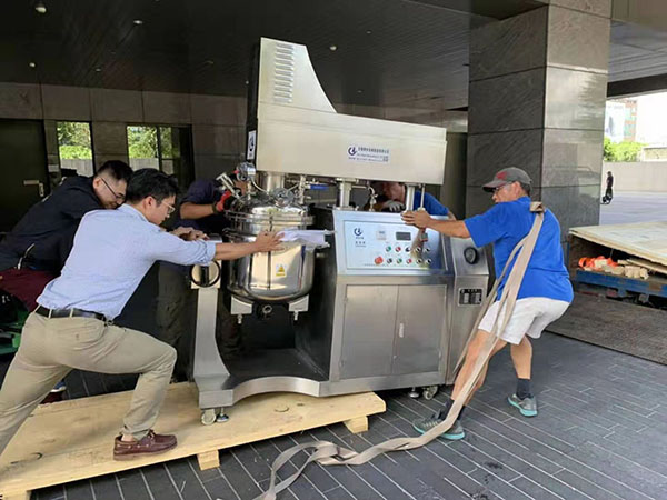 钢本发货现场