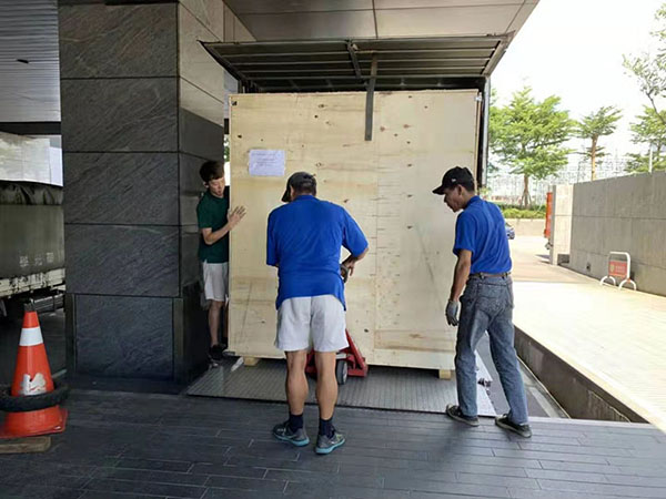 钢本发货现场